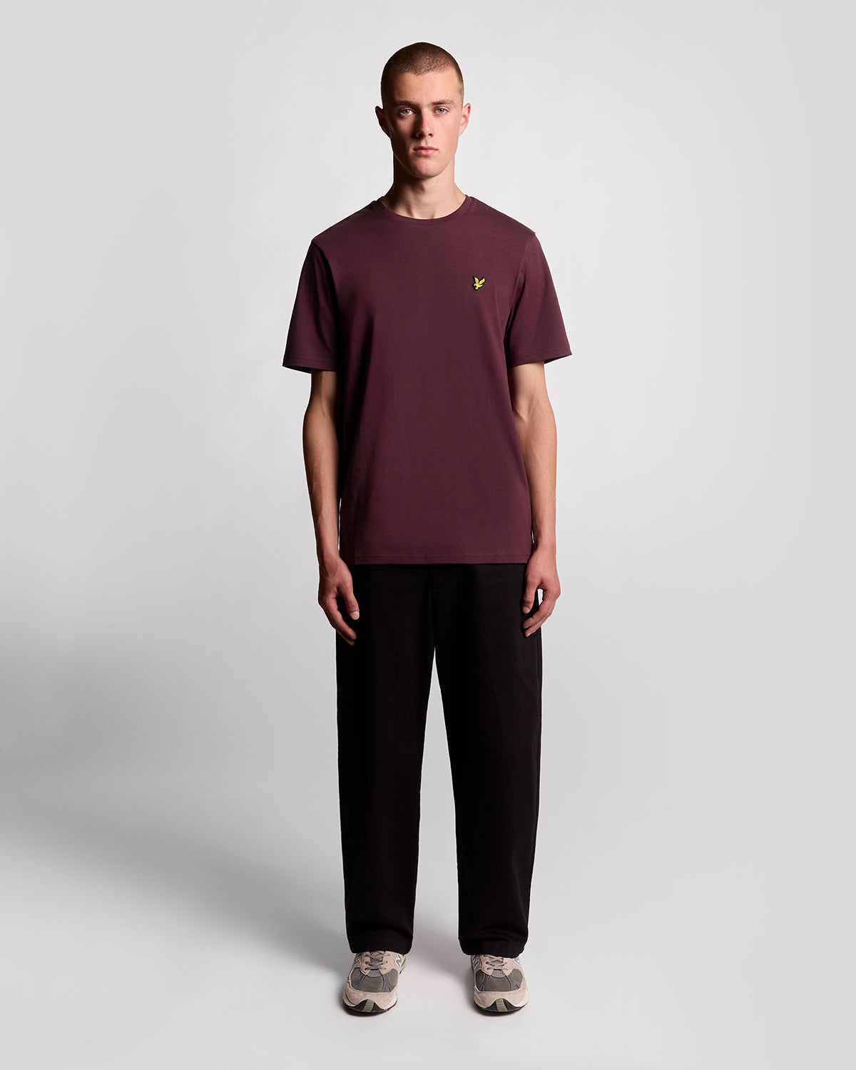 Homme portant un t-shirt à col rond en coton bordeaux
