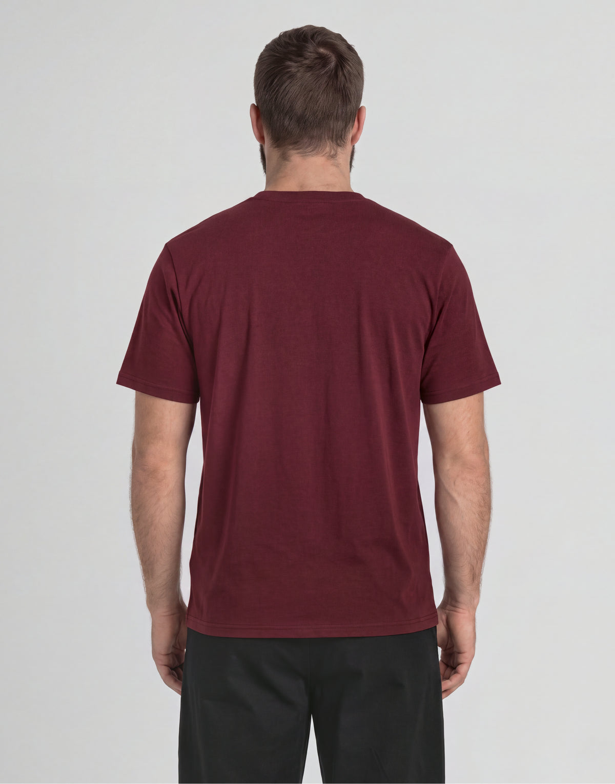 Mann trägt ein „Big & Tall“-T-Shirt aus Baumwolle mit Rundhalsausschnitt in Burgunderrot