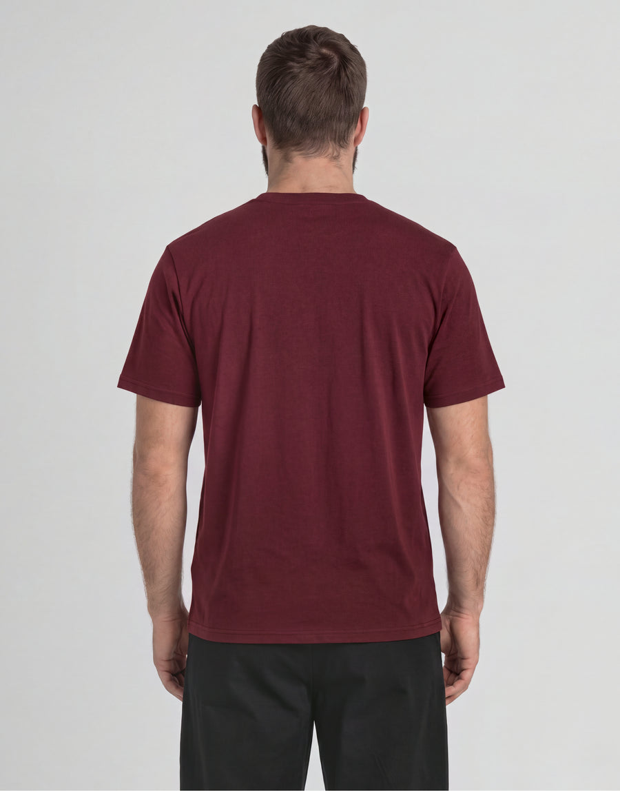 Mann trägt ein „Big & Tall“-T-Shirt aus Baumwolle mit Rundhalsausschnitt in Burgunderrot