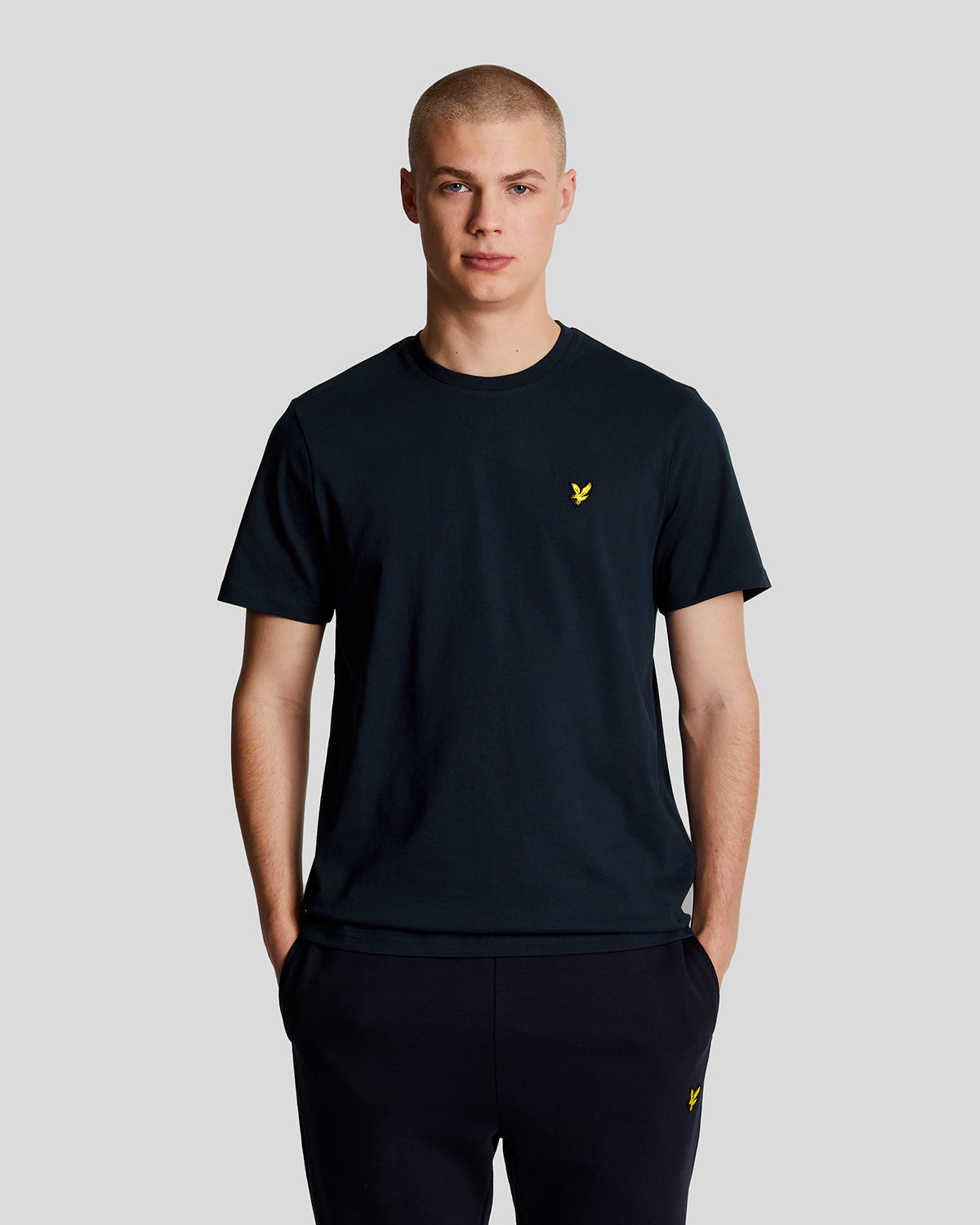Mann trägt ein baumwollnes T-Shirt mit Rundhalsausschnitt in Marineblau