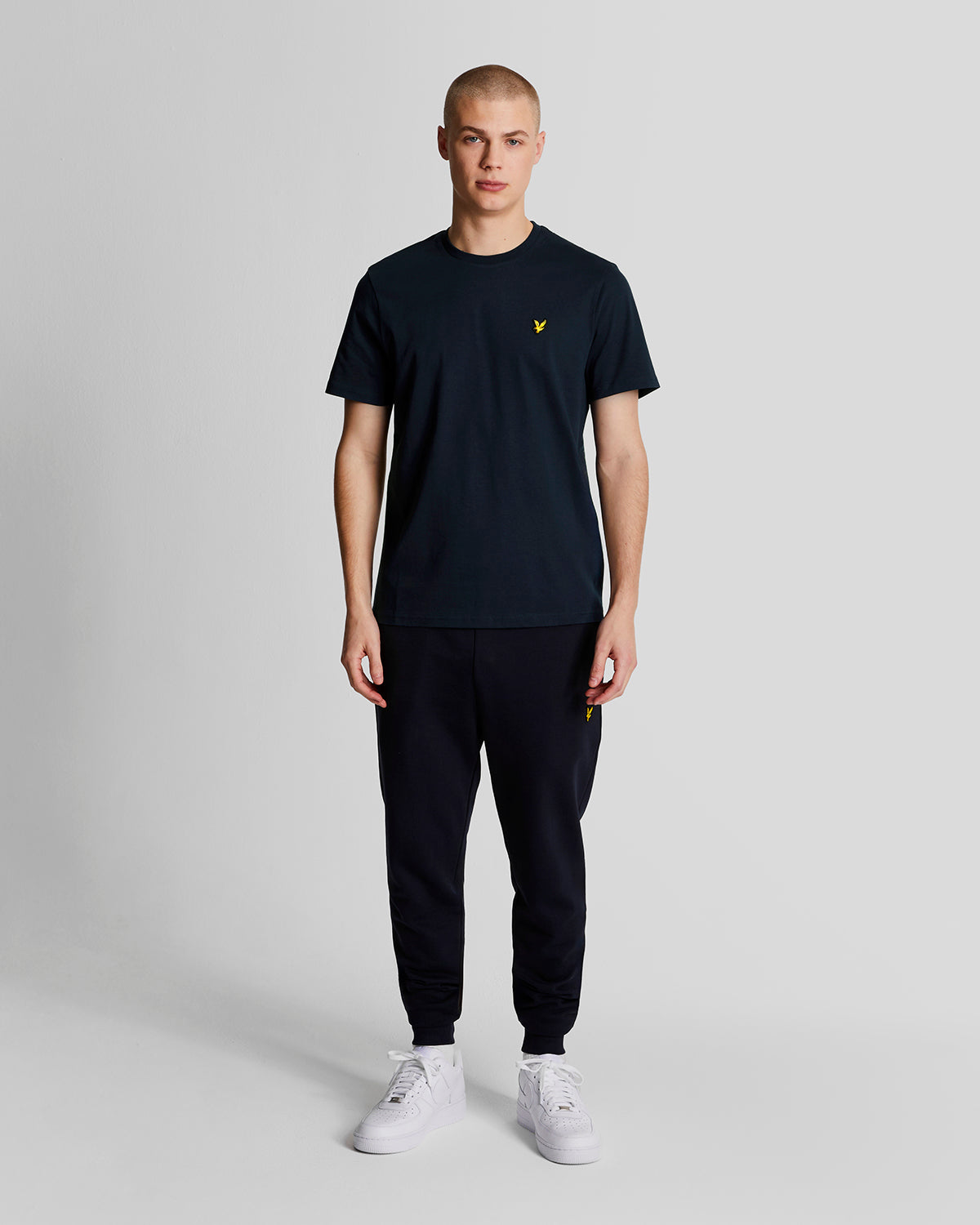 Mann trägt ein baumwollnes T-Shirt mit Rundhalsausschnitt in Marineblau