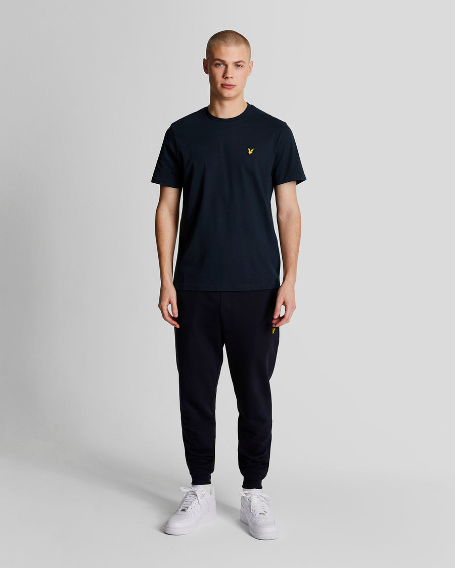 Mann trägt ein baumwollnes T-Shirt mit Rundhalsausschnitt in Marineblau