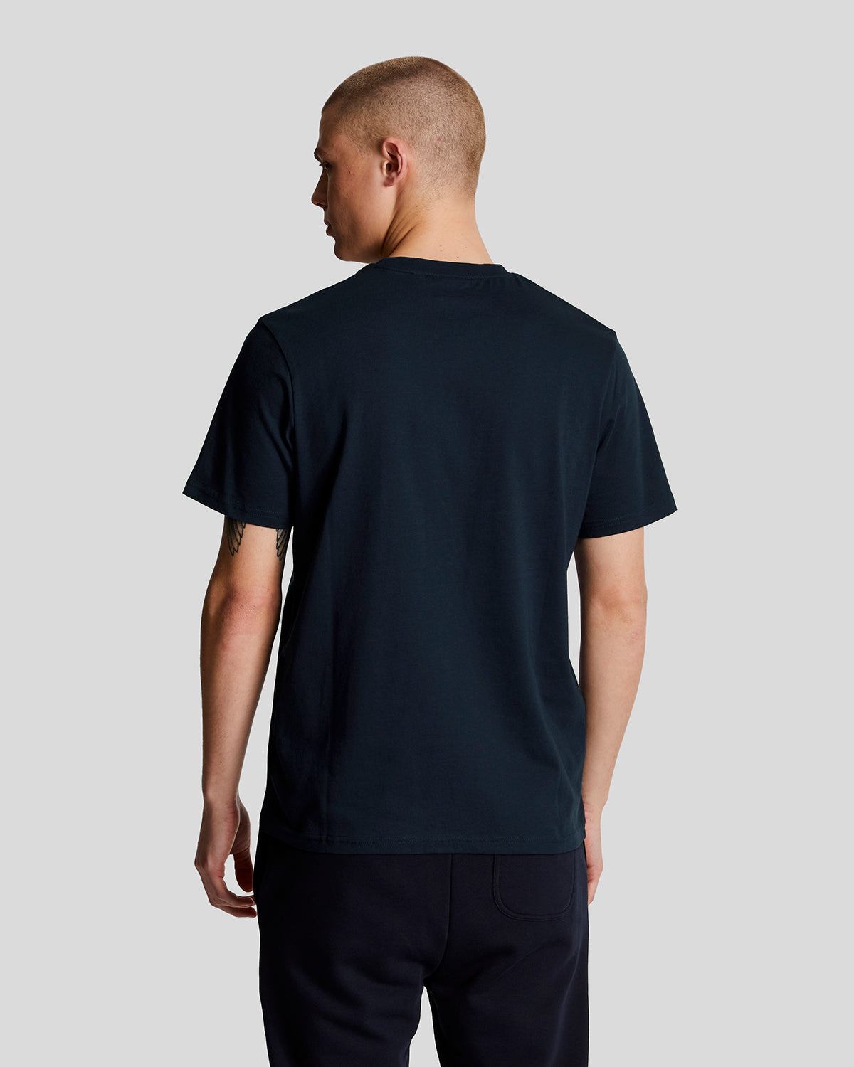 Mann trägt ein baumwollnes T-Shirt mit Rundhalsausschnitt in Marineblau
