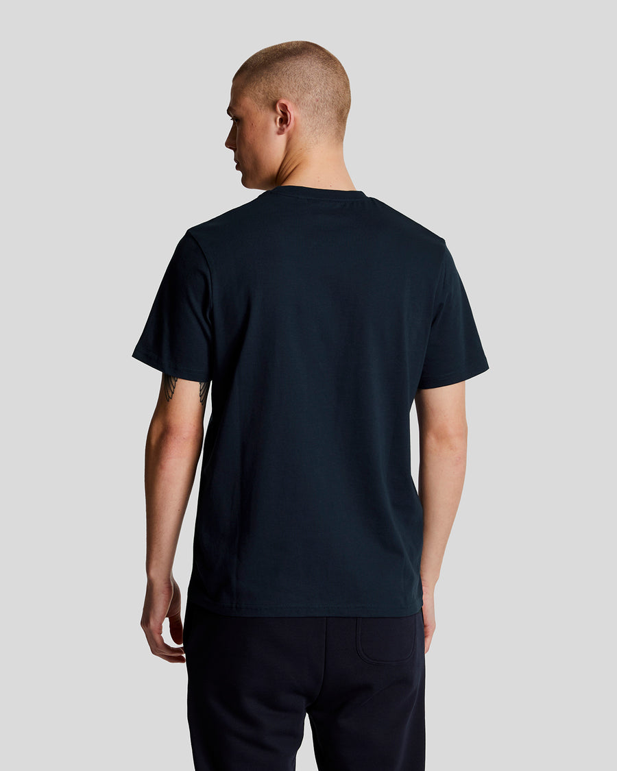 Mann trägt ein baumwollnes T-Shirt mit Rundhalsausschnitt in Marineblau