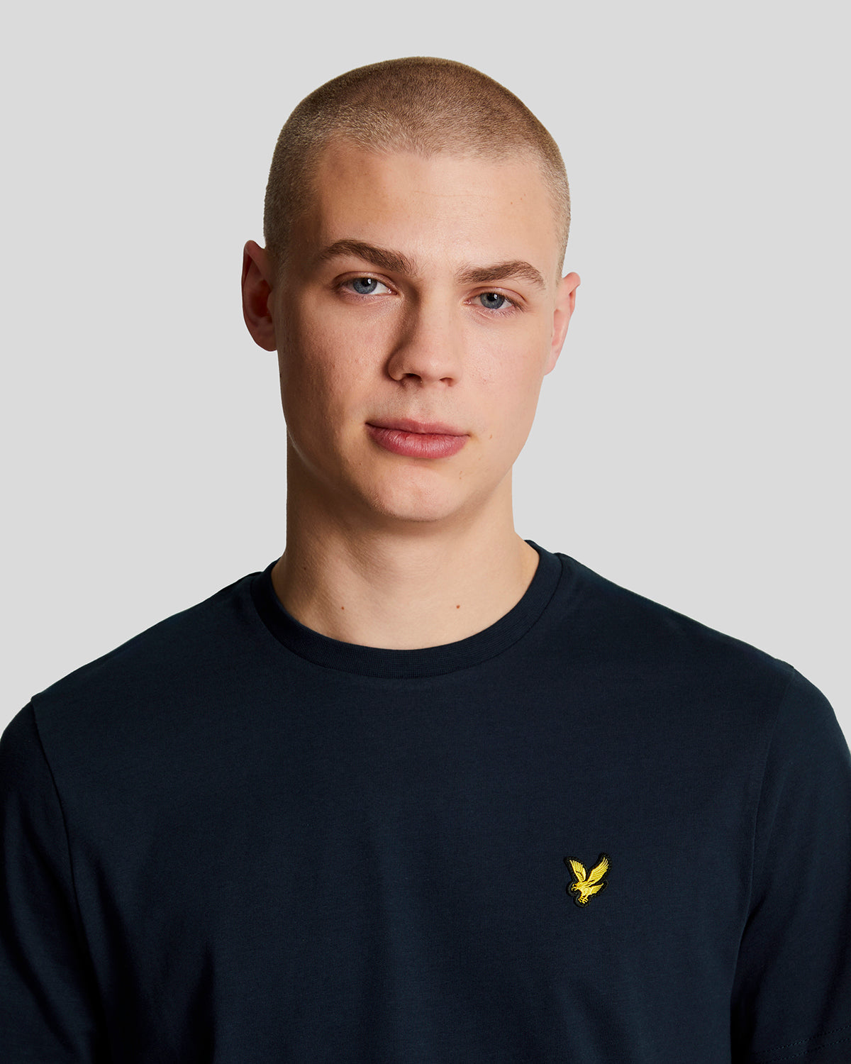 Mann trägt ein baumwollnes T-Shirt mit Rundhalsausschnitt in Marineblau