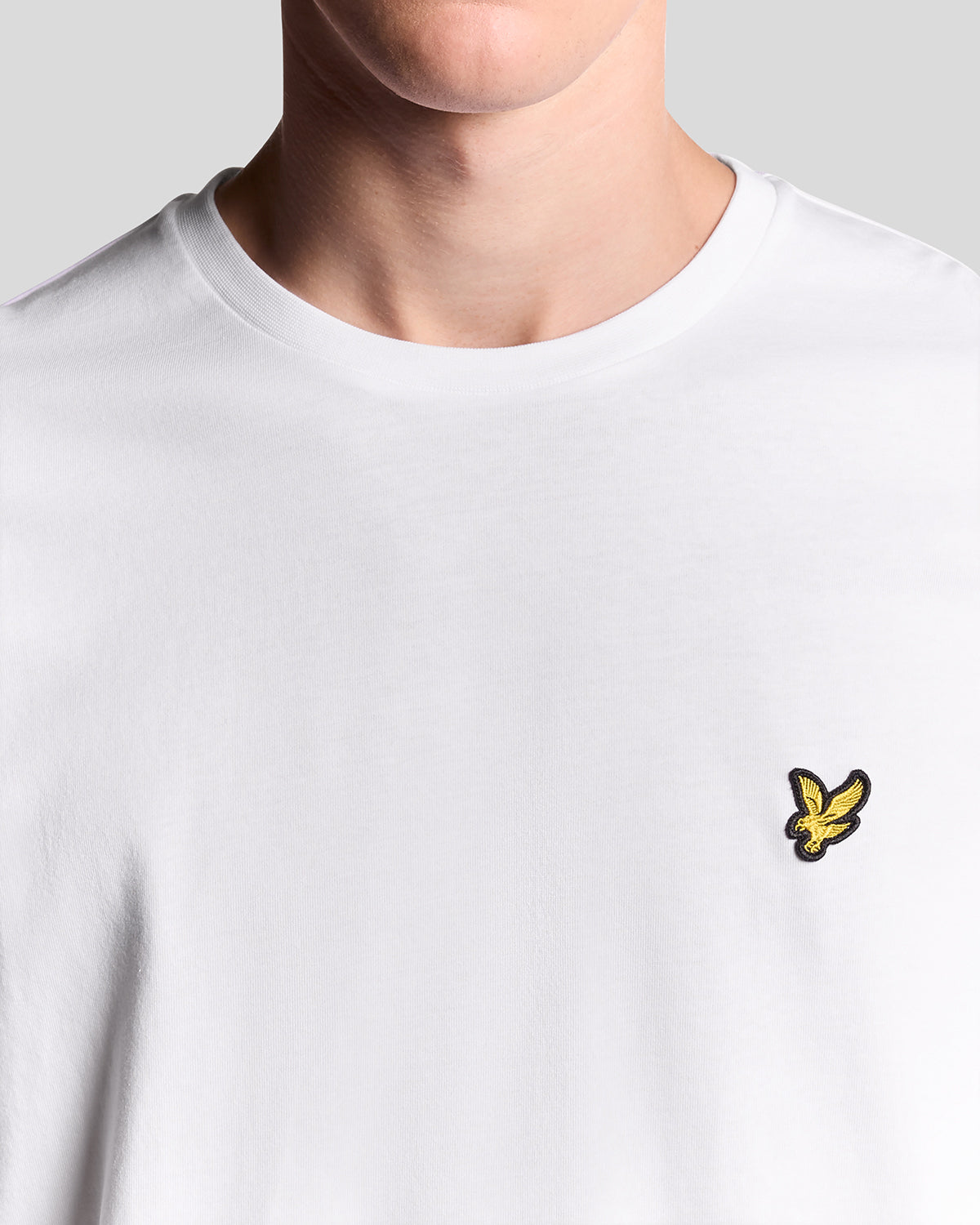 Un homme porte un t-shirt en coton à manches longues blanc