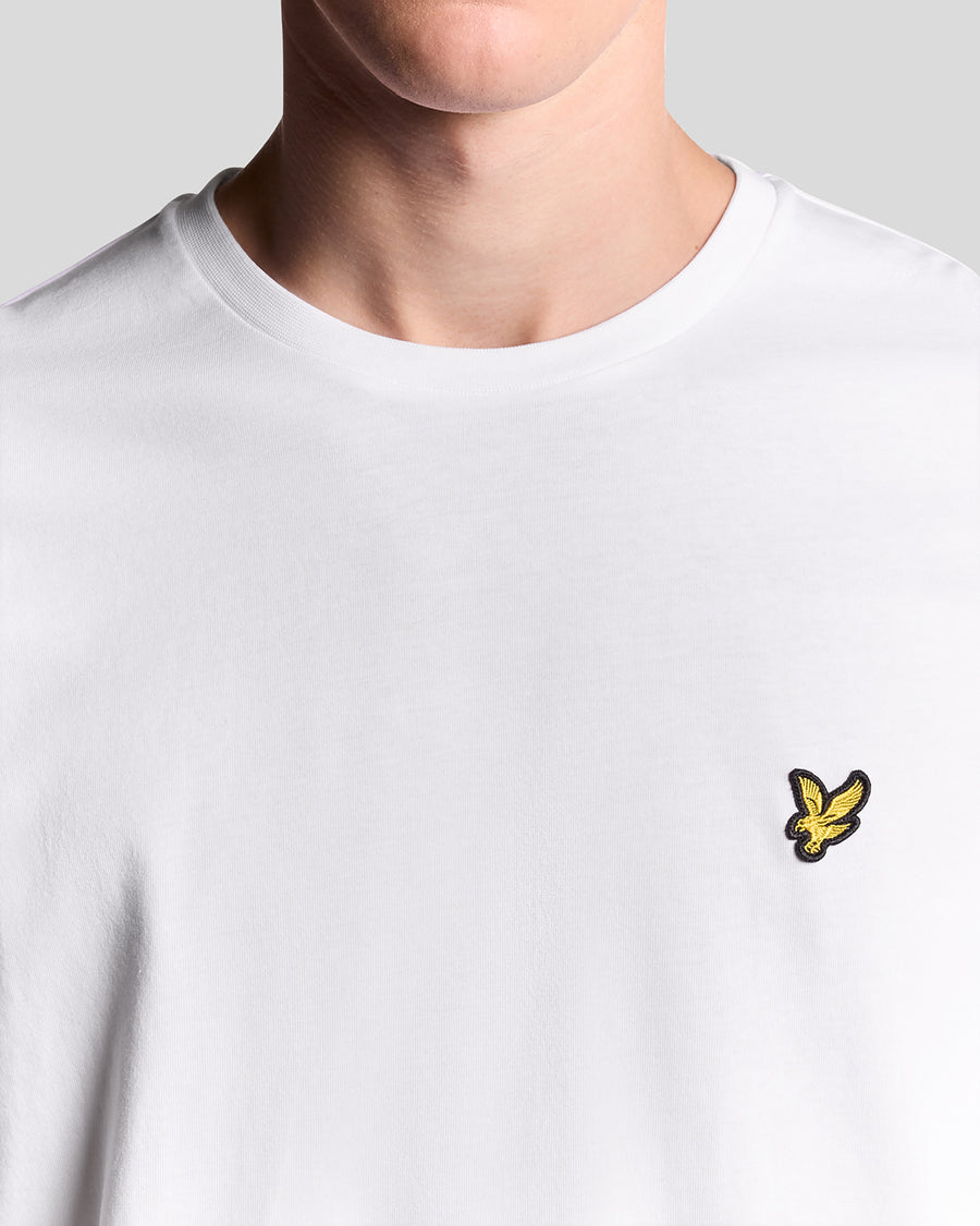 Un homme porte un t-shirt en coton à manches longues blanc
