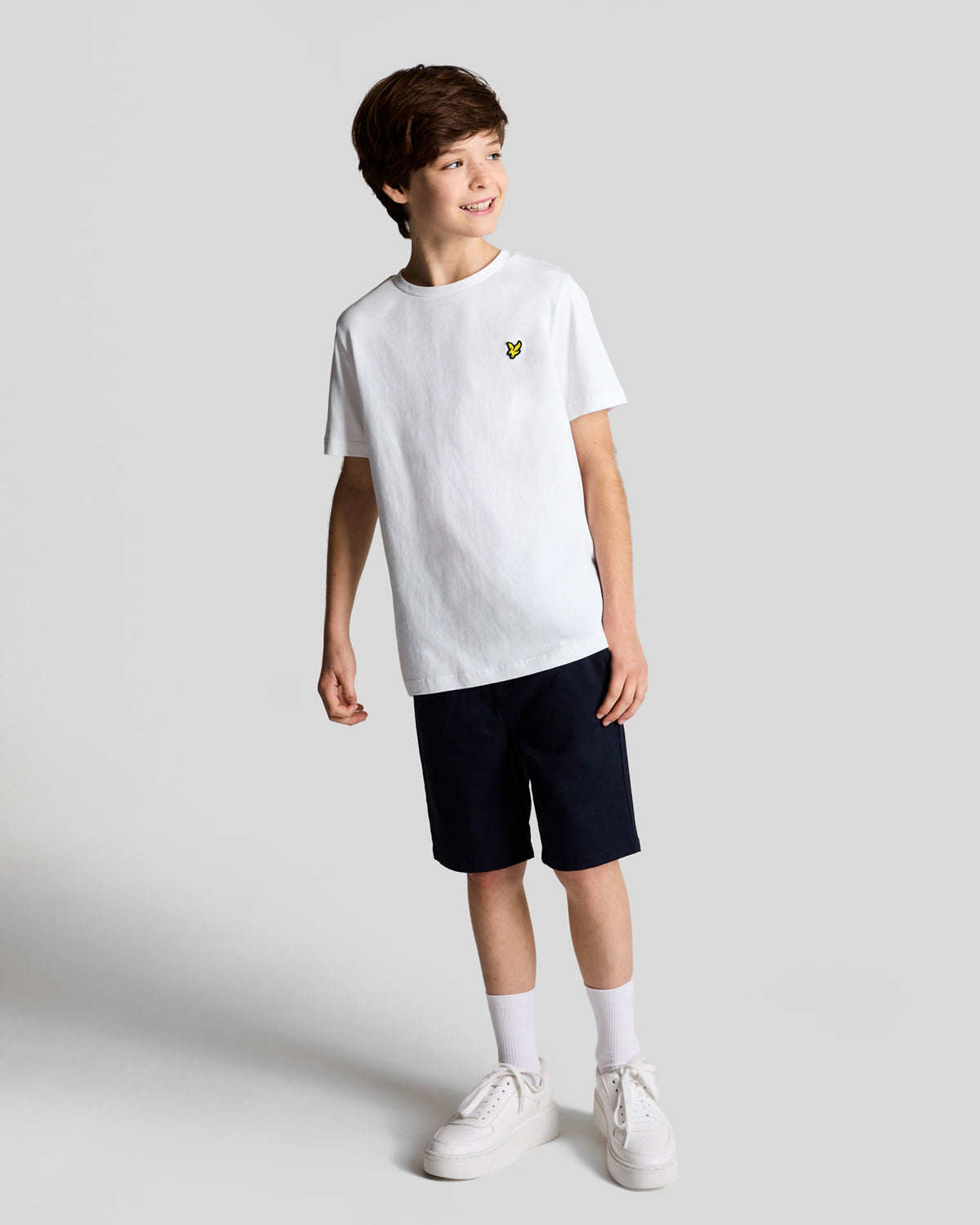Garçon portant un t-shirt en coton blanc