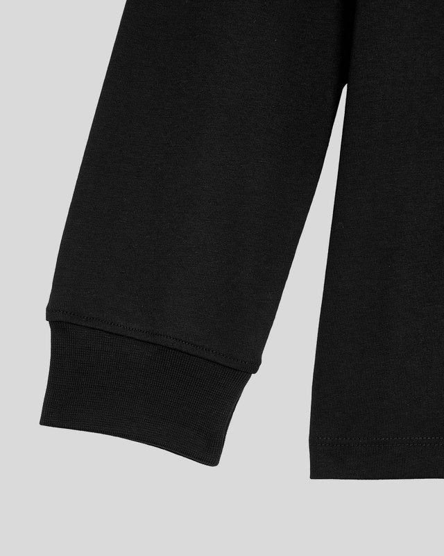 Jongen draagt een katoenen T-shirt met lange mouwen in gitzwart
