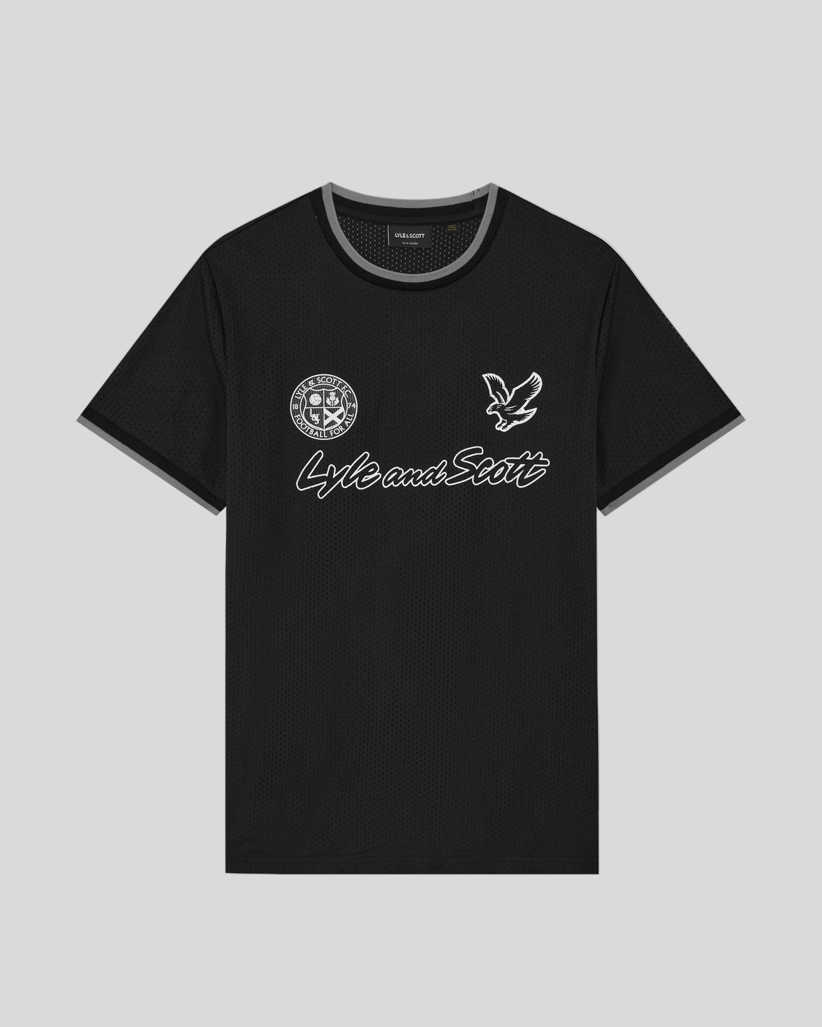 Hombre con camiseta con estampado de fútbol en negro azabache