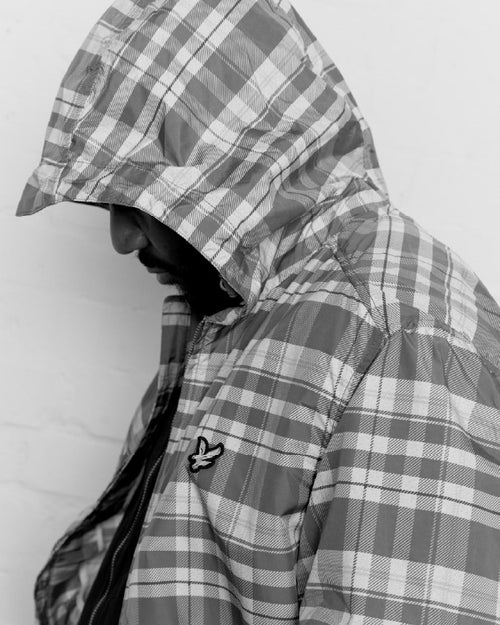 Découvrez la veste à capuche légère en tartan pour homme