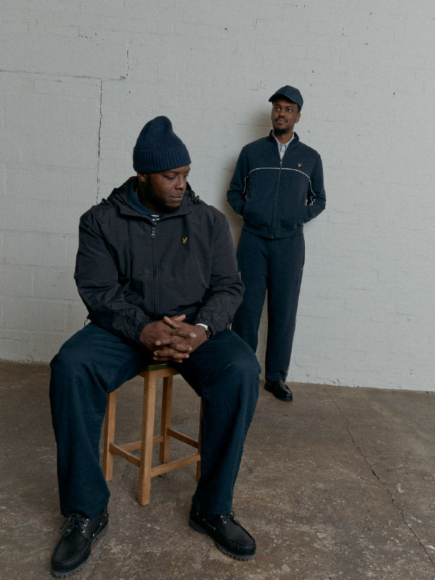 AKINFENWA & KAREL portent des vêtements Lyle & Scott la Wear It Your Way »
