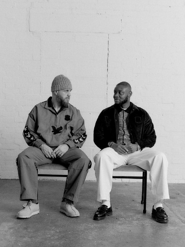JOEL BEYA & STE HOWSON portent des vêtements Lyle & Scott la Wear It Your Way »