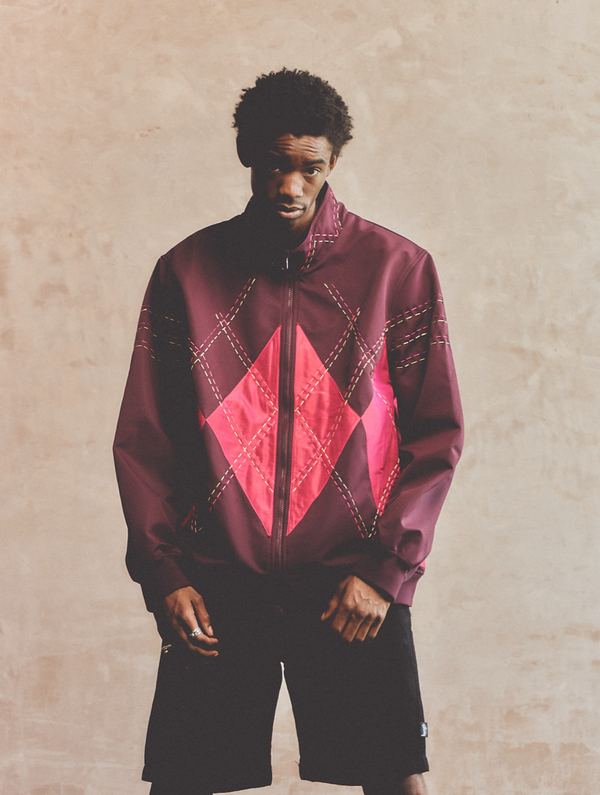 modelo luciendo prendas de la colección «150 años» de Lyle & Scott
