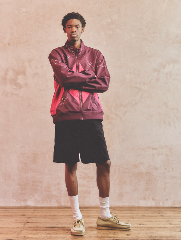 modelo luciendo prendas de la colección «150 años» de Lyle & Scott