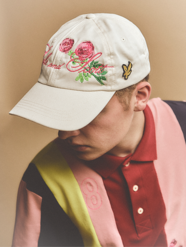 modelo luciendo prendas de la colaboración entre Lyle & Scott y Georgia Hunt