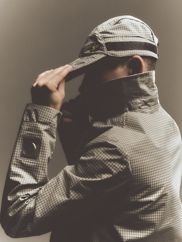 Modelo con una gorra y una chaqueta de la colaboración entre lyle & scott Rose