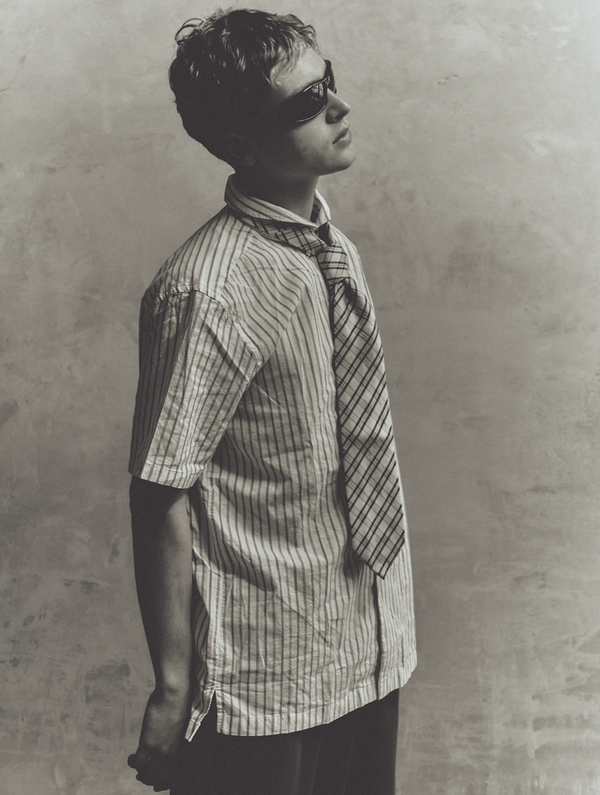 modelo con una camisa de manga lyle & scott a rayas blancas de lyle & scott