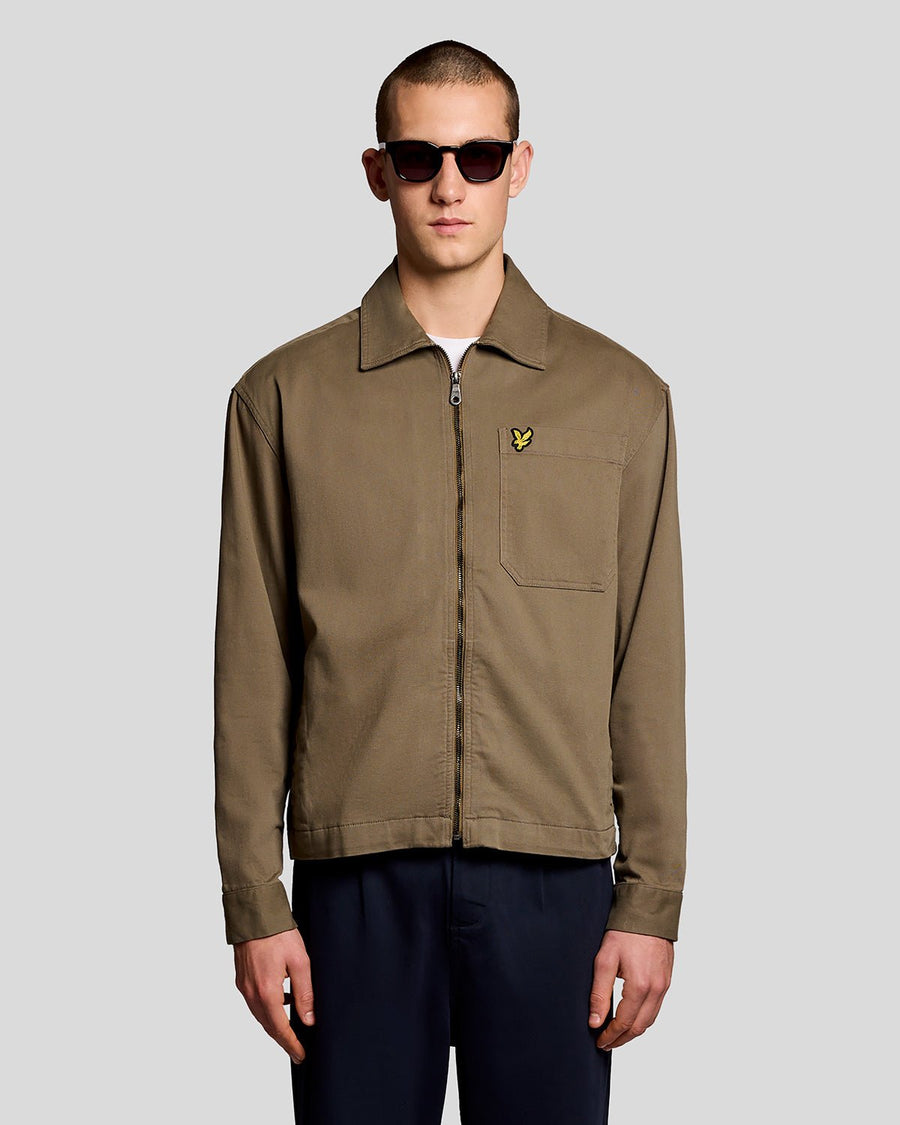 Uomo con overshirt leggera con lavaggio enzimatico in color kaki cenere
