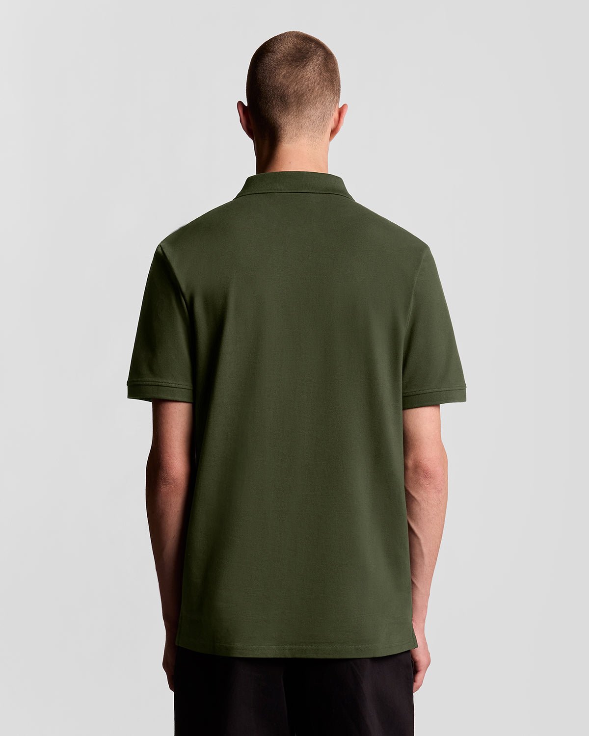 Man draagt een katoenen poloshirt in olijfgroen
