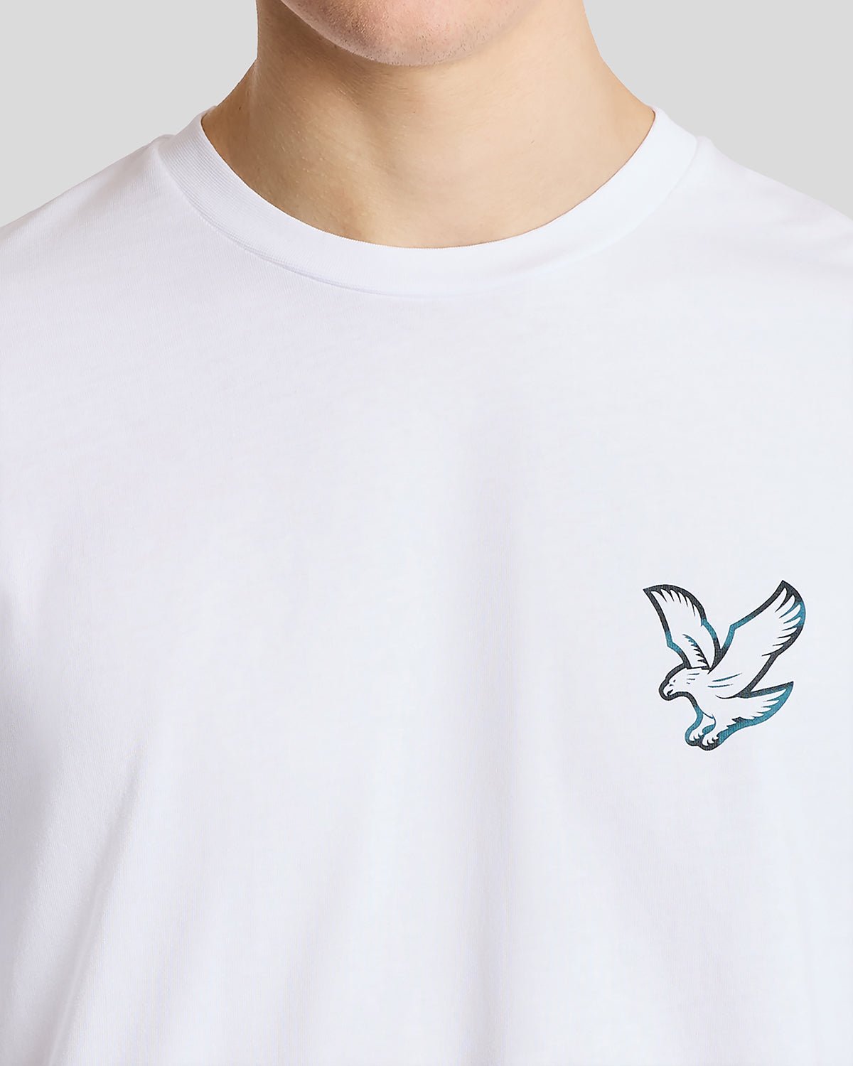 Homme portant un t-shirt à imprimé graphique dans le dos, blanc/lagune