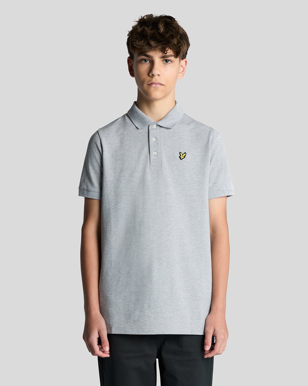 Homme portant un polo en coton gris clair chiné