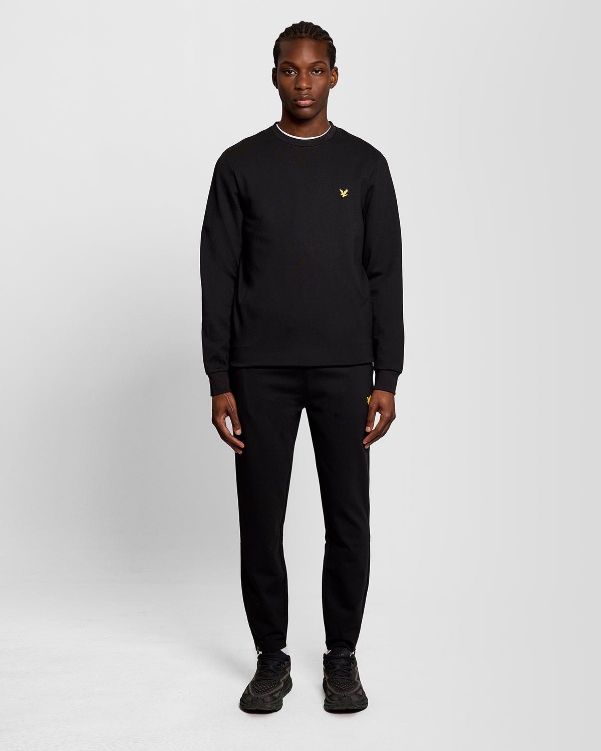 Homme portant un sweat-shirt léger de sport noir de jais