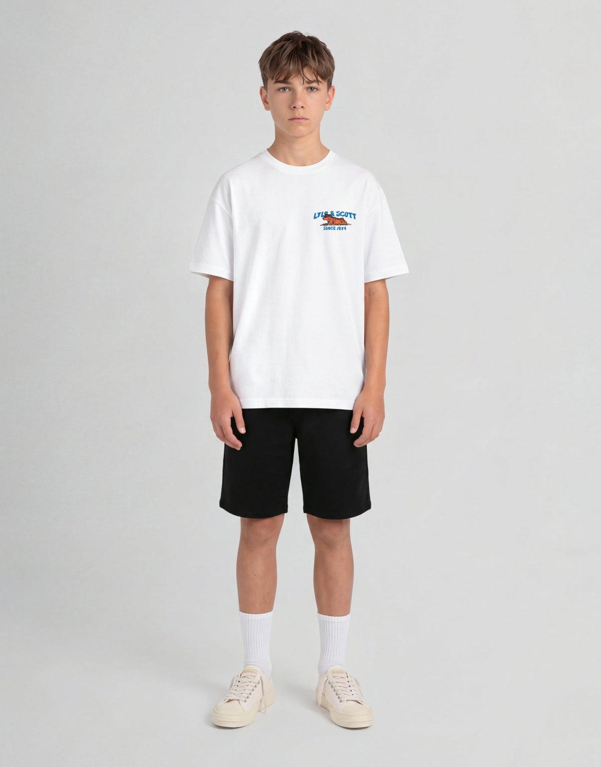 Jongen draagt een T-shirt met een afbeelding van een Highland-koe in het wit