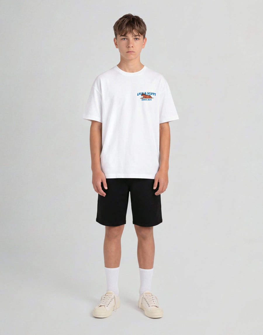 Jongen draagt een T-shirt met een afbeelding van een Highland-koe in het wit