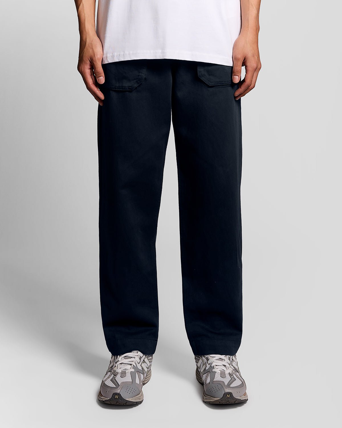 Uomo con pantaloni a gamba dritta in misto lino blu scuro
