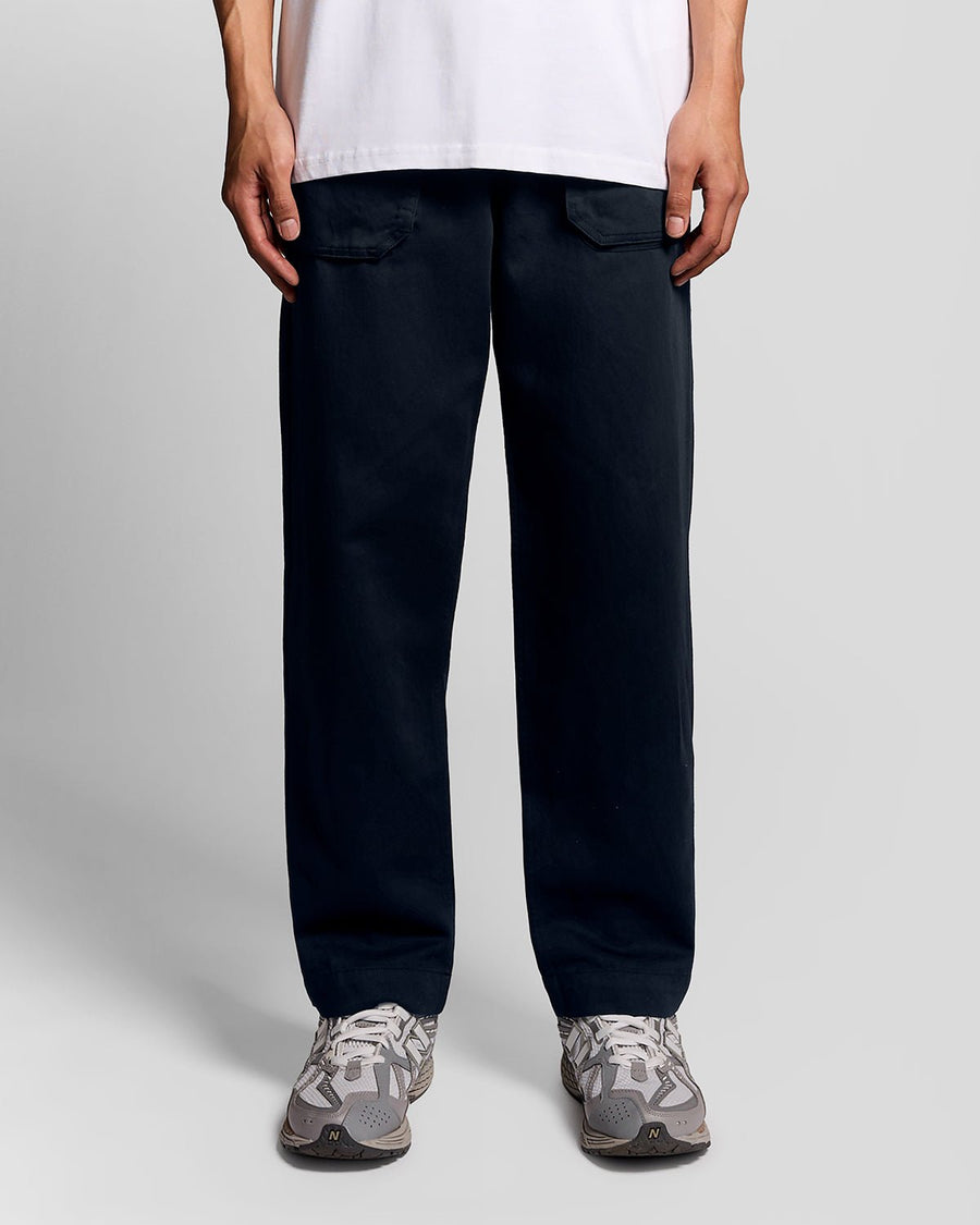 Uomo con pantaloni a gamba dritta in misto lino blu scuro