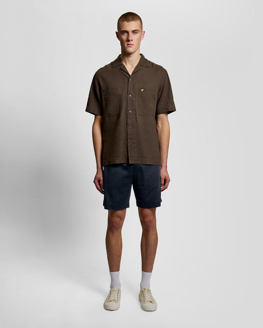 Un homme porte un short de survêtement Interlock bleu marine foncé