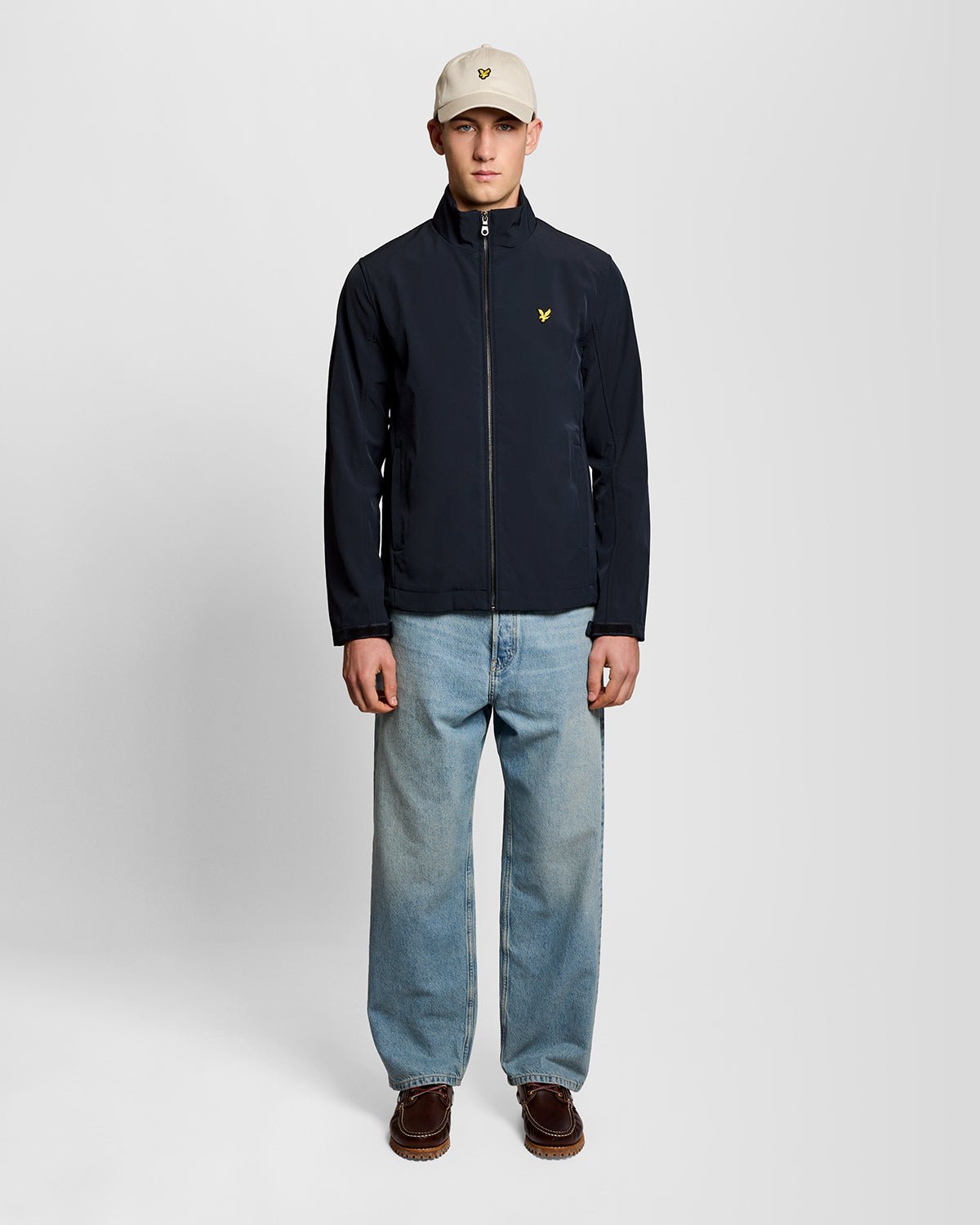 Homme portant une veste softshell à dos en maille, bleu marine foncé