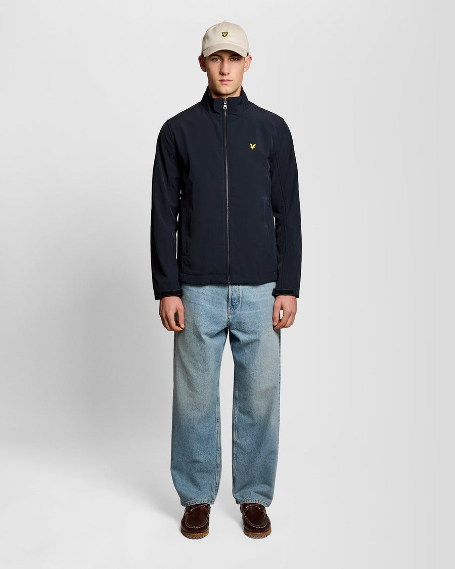Homme portant une veste softshell à dos en maille, bleu marine foncé