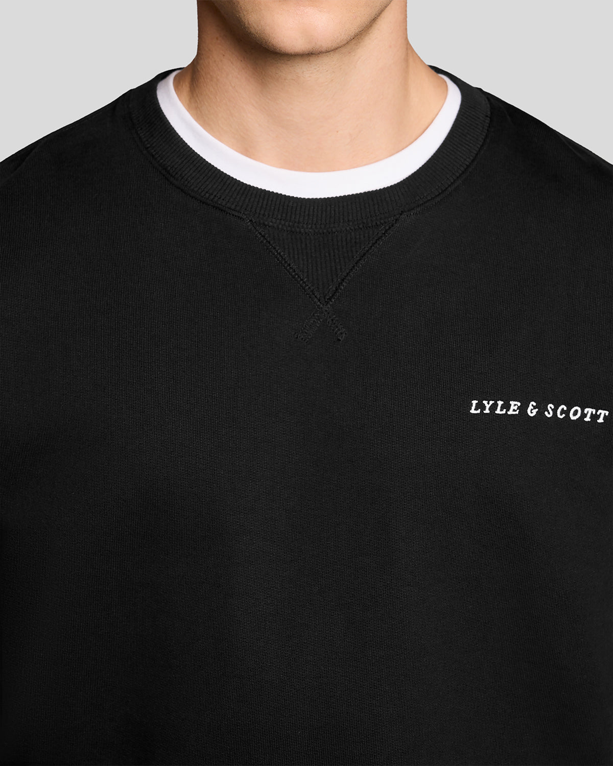 Un homme porte un sweat-shirt épais à imprimé script, couleur noir de jais
