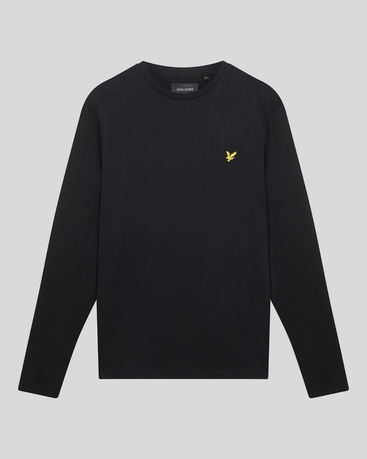 Un homme porte un t-shirt en coton à manches longues de couleur noir de jais