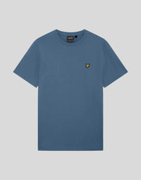Un homme porte un t-shirt à col rond « Everyday Cotton » de couleur « Ocean Sky »