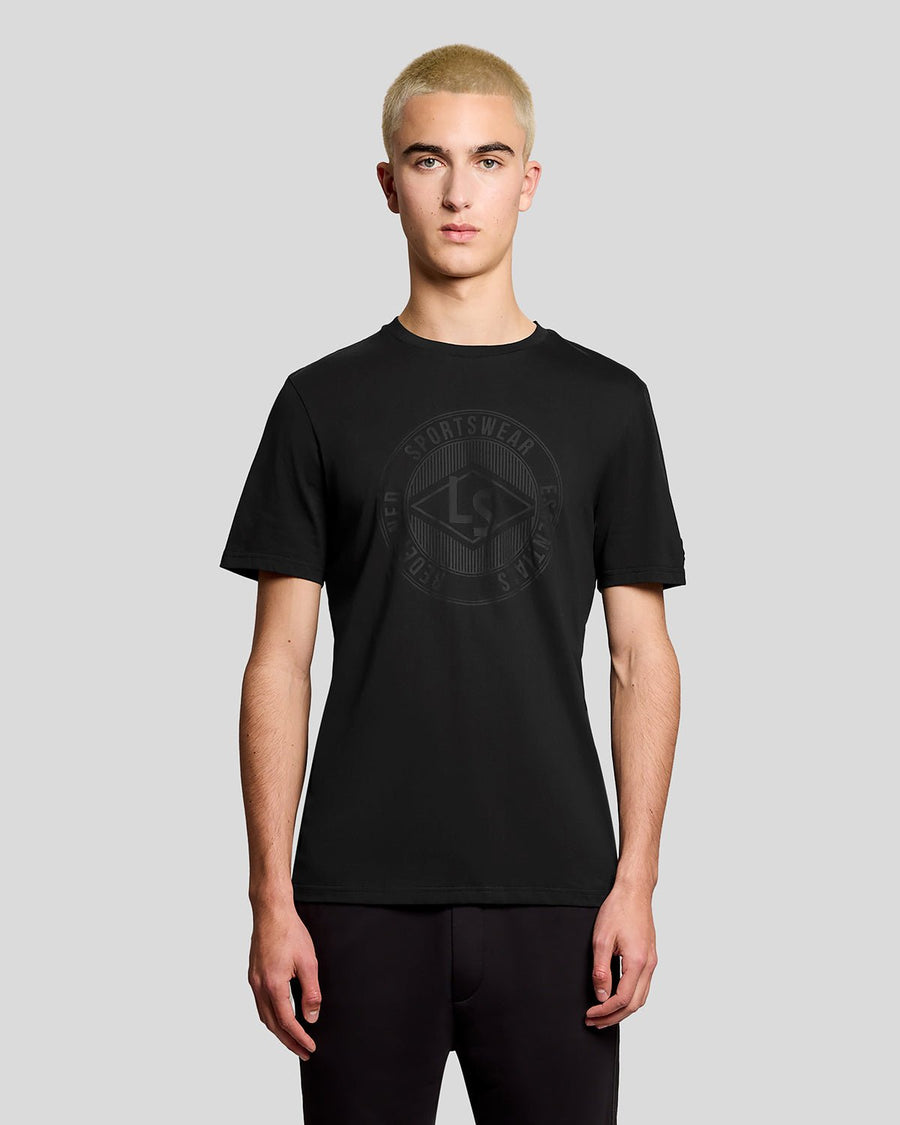 Homme portant un t-shirt « Sports Redefined » avec logo graphique, couleur noir de jais