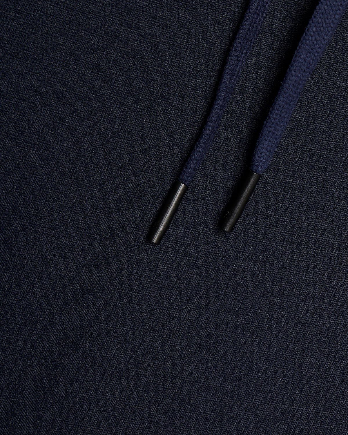 Homme portant un sweat à capuche léger de sport bleu marine foncé