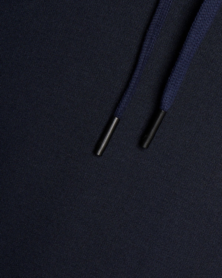 Homme portant un sweat à capuche léger de sport bleu marine foncé