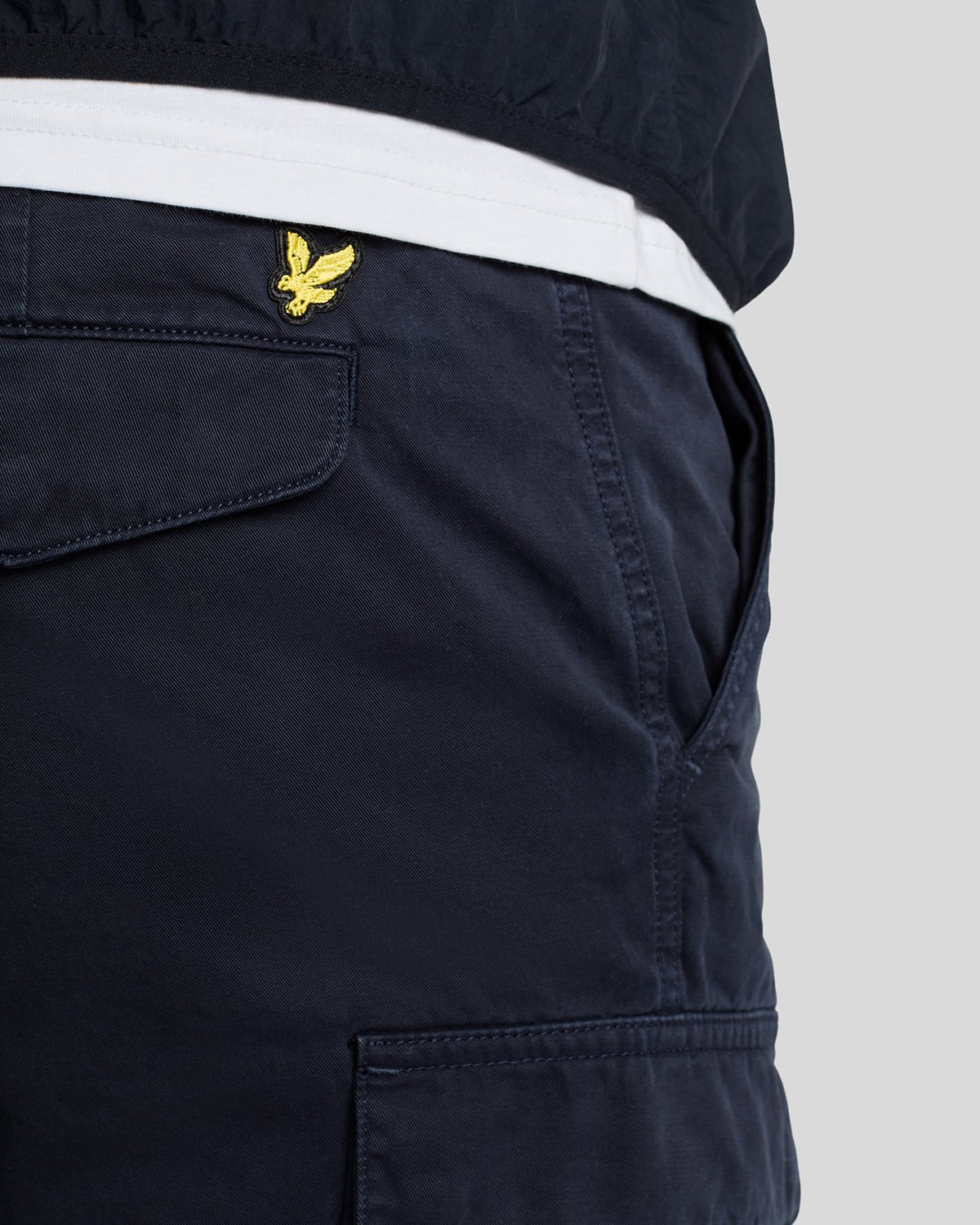 Un homme porte un short cargo bleu marine foncé