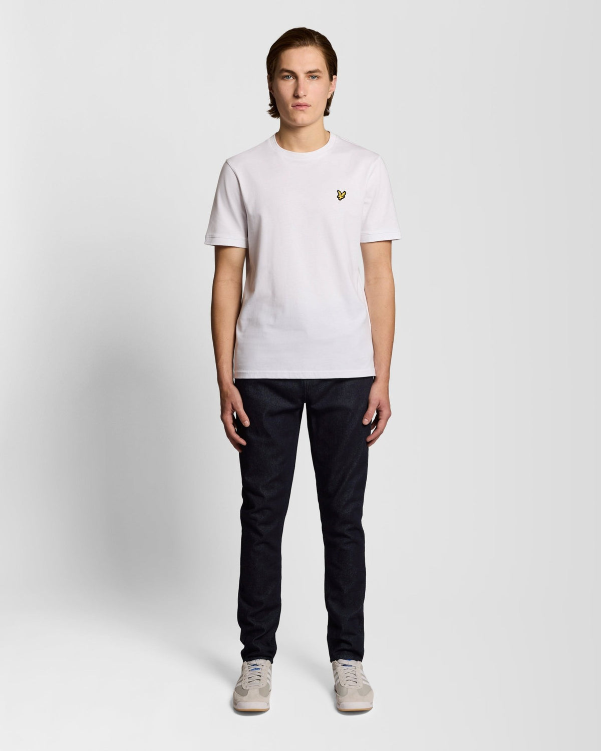 Homme portant un jean slim ajusté couleur indigo foncé