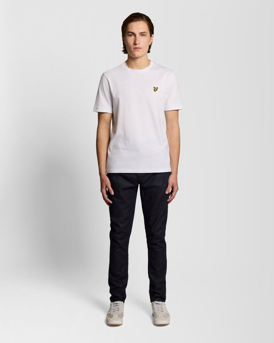 Homme portant un jean slim ajusté couleur indigo foncé