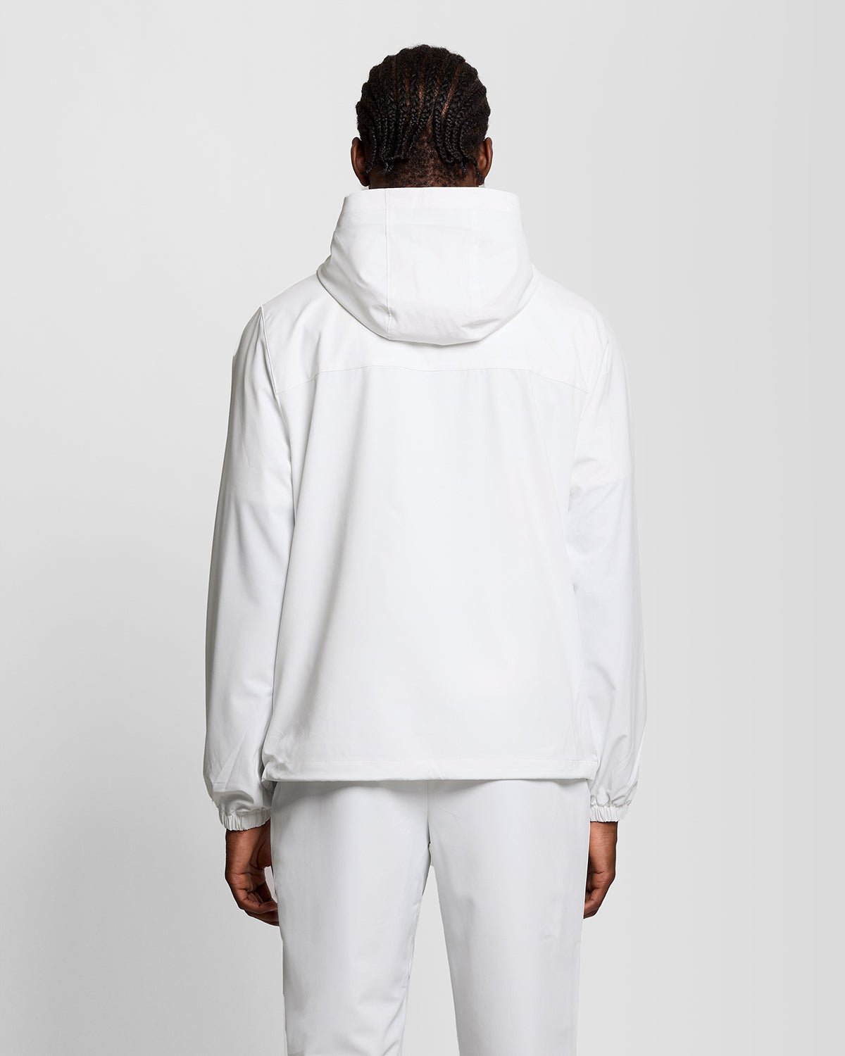 Homme portant une veste de survêtement à rayures blanches