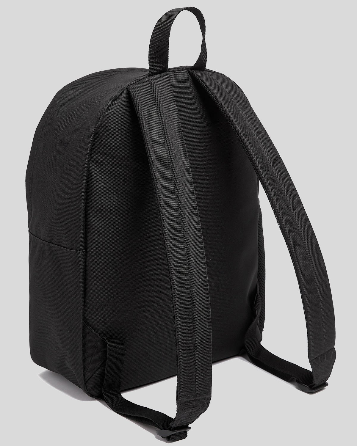 Un garçon porte un sac à dos noir de jais