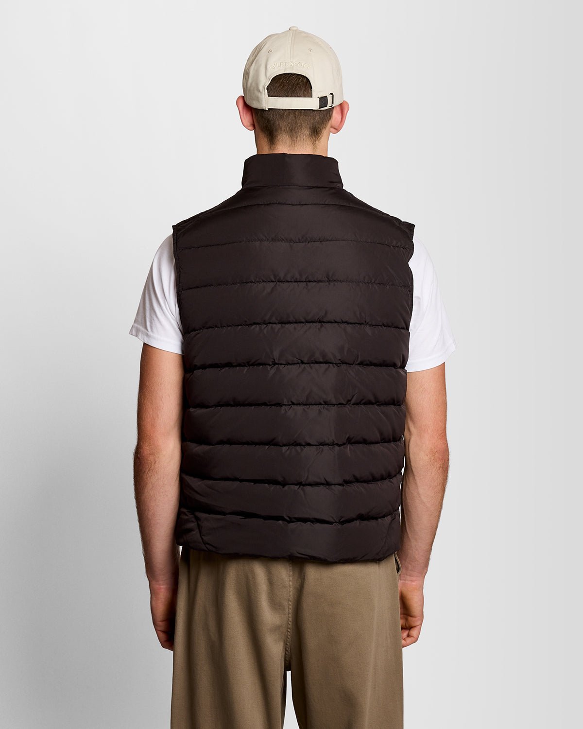 Un homme porte un gilet matelassé noir de jais