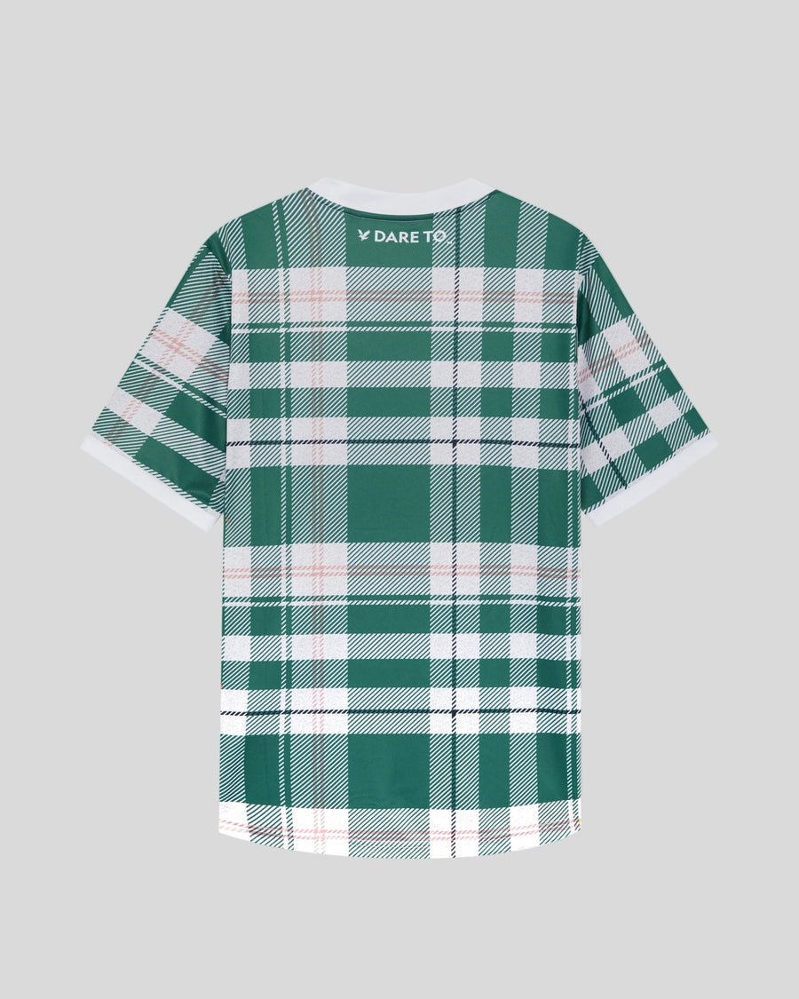 Un homme porte un maillot de football à carreaux tartan de sport, couleur Everglade