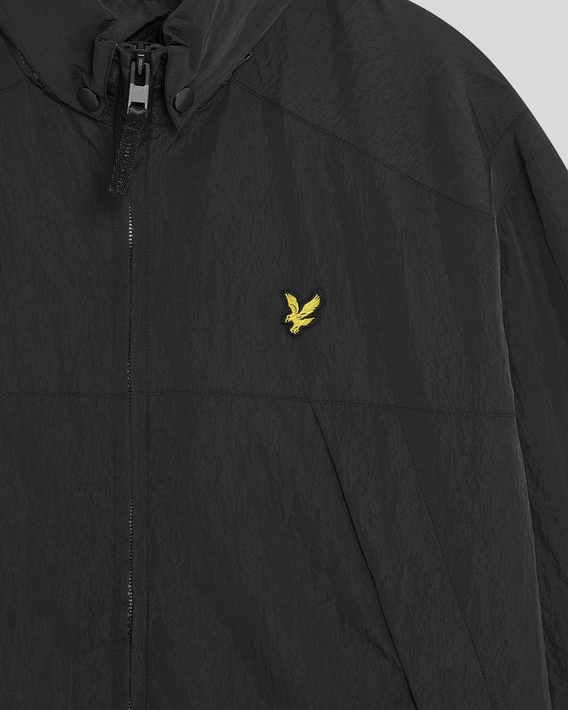 Un homme porte la veste Packaway en Black Ice