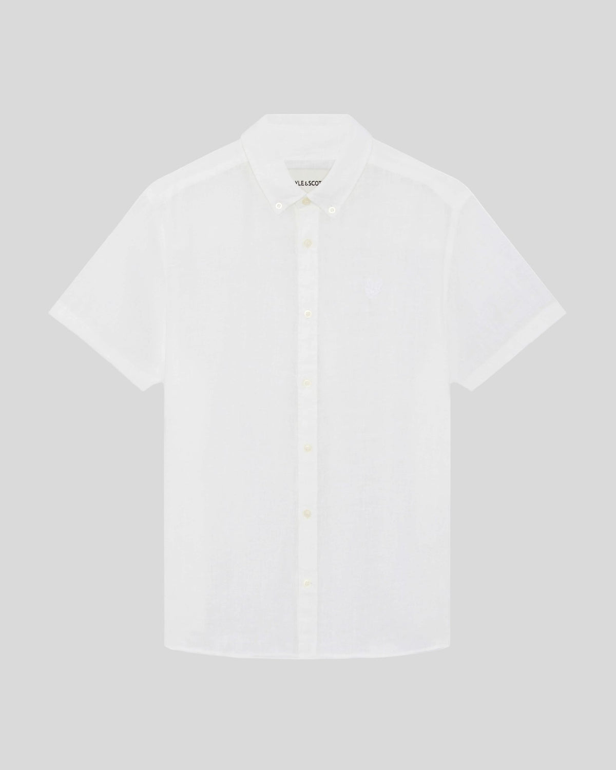Un homme porte une chemise en lin à manches courtes blanche