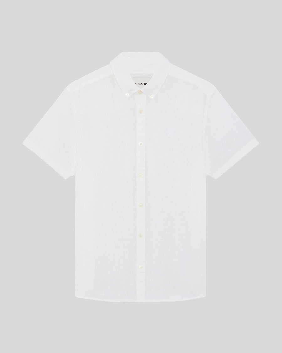 Un homme porte une chemise en lin à manches courtes blanche